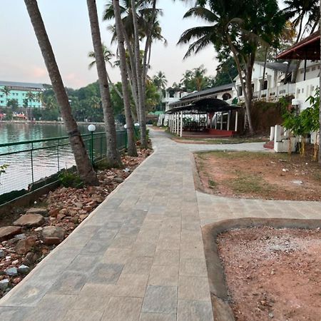 Jaladarshini Lakeside Gardens Bed and Breakfast Kollam Eksteriør billede