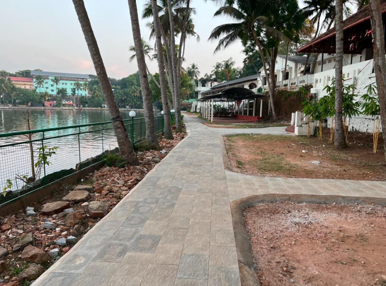 Jaladarshini Lakeside Gardens Bed and Breakfast Kollam Eksteriør billede