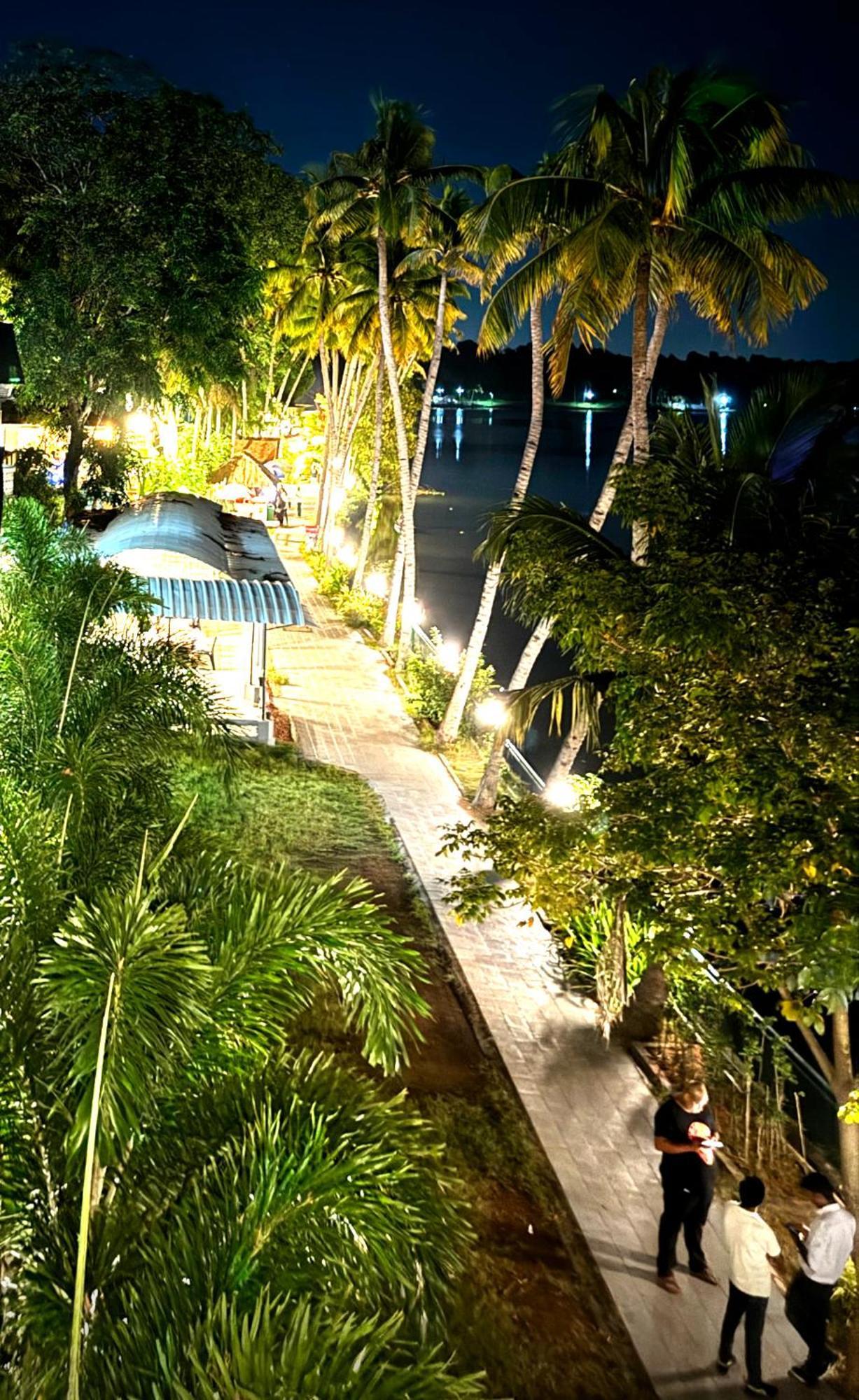 Jaladarshini Lakeside Gardens Bed and Breakfast Kollam Eksteriør billede